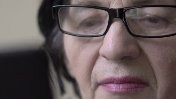 Vértes régi üzleti womans arc, szemüveg, szeme néz a tabletta — Stock videók