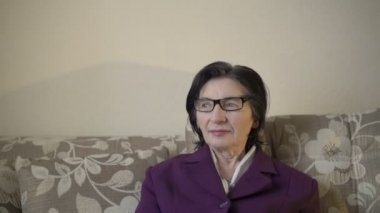 Çiçek veren şaşkın büyükannesi onu 70'lerde torunu