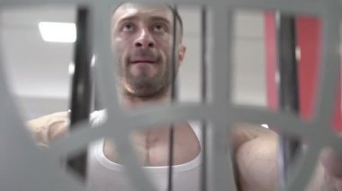 Gösteri salonunda sporcu tarafından pazı için egzersiz