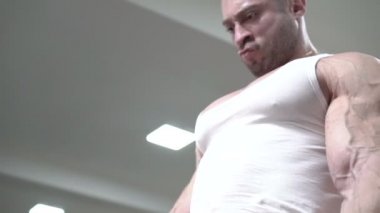 Güçlü adam ayrı damarlı deadlift spor yapıyor. Yavaş yavaş