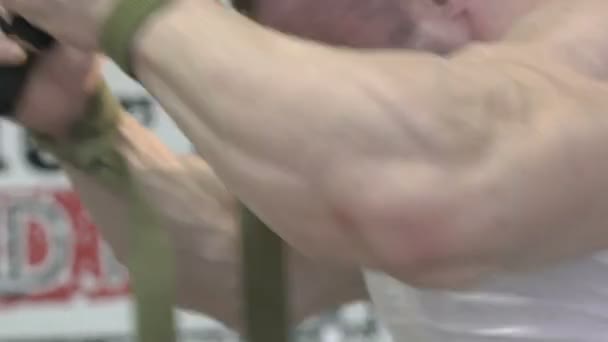 Close-up do campeão do mundo fazendo exercícios para armas e costas — Vídeo de Stock