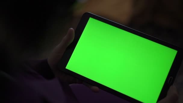 Nahaufnahme des grünen Bildschirms eines Tablets auf schwarzem Hintergrund. langsam — Stockvideo