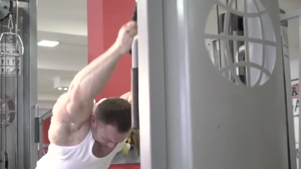 Επίδειξης της άσκησης για τα χέρια και τους ώμους από τον πρωταθλητή του bodybuilding — Αρχείο Βίντεο