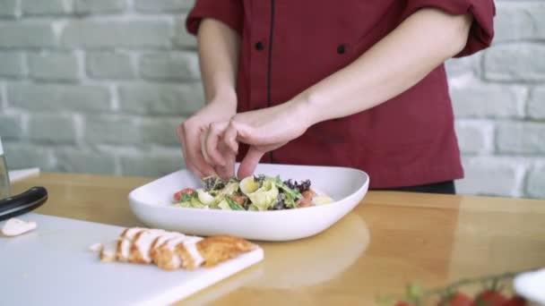 Donna che prepara insalata le mani, viso, lavoro 4k — Video Stock