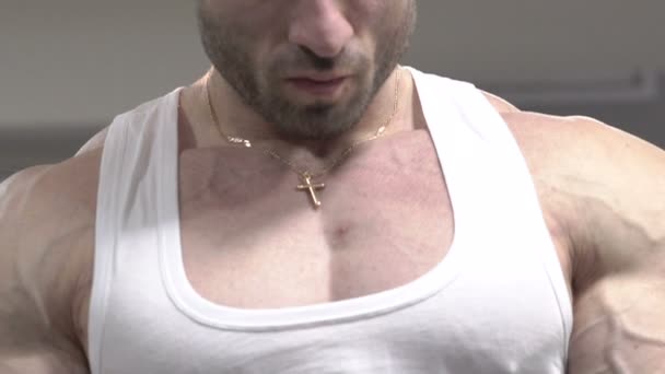 Närbild porträtt av världsmästare i bodybuilding. Långsamt — Stockvideo