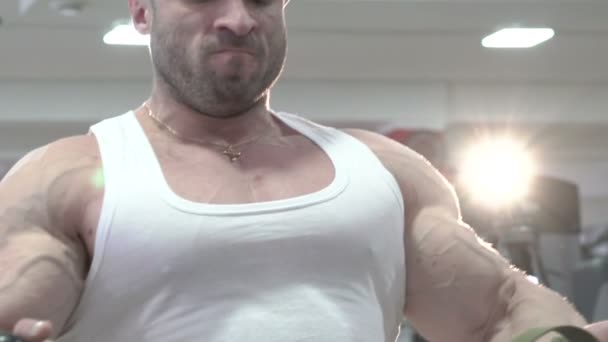 Το μεγάλο άτομο που κάνει την άσκηση για μεγάλο δικέφαλους μυς στο γυμναστήριο. Σιγά-σιγά — Αρχείο Βίντεο