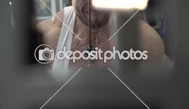 Silah ve vücut salonunda egzersiz yaparak en büyük pazı ile güçlü adam