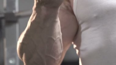 Kadar büyük pazı egzersiz yaparak farklı damarlar ile kapatın. Yavaş yavaş