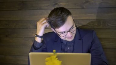 Laptop ile çalışma ve mutlu bir şekilde şaşırtıcı bir işadamı. Yavaş yavaş