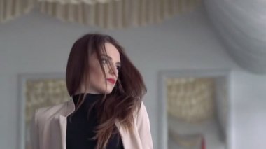 Tutkulu esmer saç yan ve görünüyor bir kenara atma. Ağır çekim