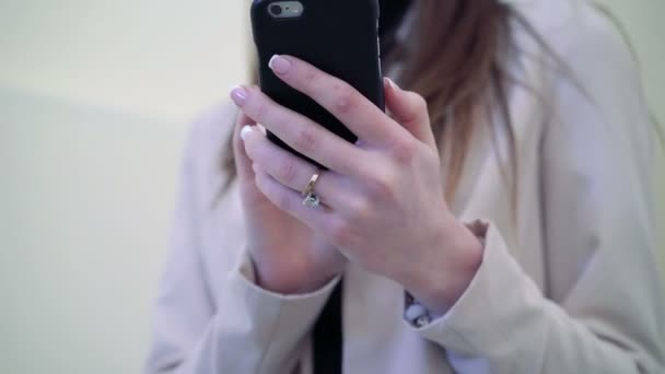 Fechar as mãos da senhora bonita segurando o telefone . — Vídeo de Stock