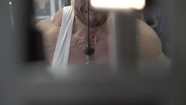 Stark man med största biceps gör träning för armar och kropp i gymmet — Stockvideo