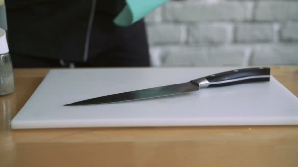 Zbliżenie rąk wycierania kuchni deska 4k — Wideo stockowe