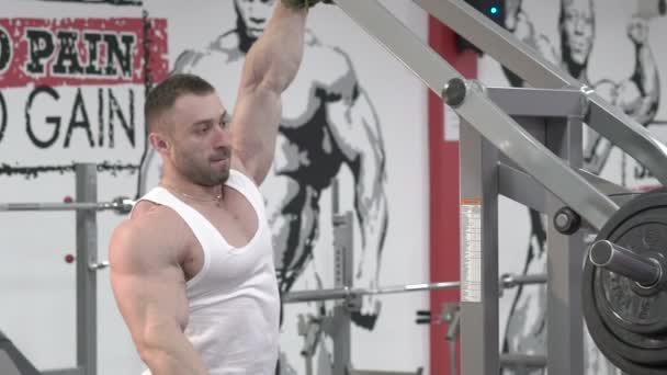 Der Weltmeister im Bodybuilding macht Übungen für den Rücken im Fitnessstudio. langsam — Stockvideo