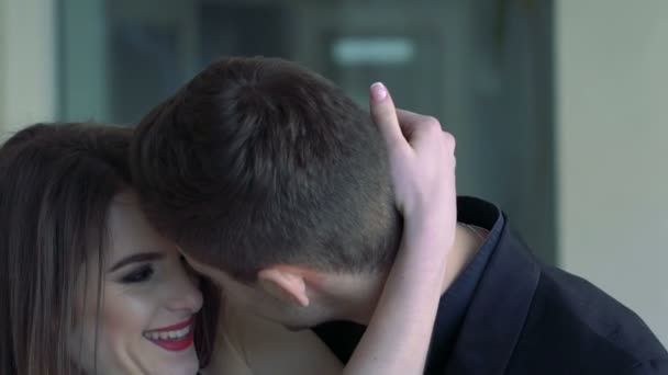 Retrato de una pareja apasionada enamorada besándose y abrazándose. Movimiento lento — Vídeos de Stock