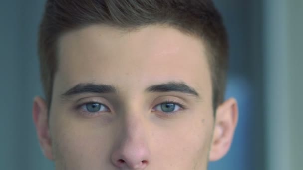 Close-up de retrato de belo jovem. Movimento lento — Vídeo de Stock