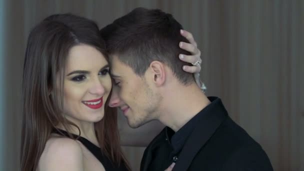 Un cuplu seducător îmbrățișează și se uită cu bucurie în cameră. Slow motion — Videoclip de stoc