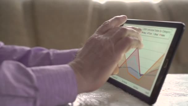 Gros plan d'un mans mains avec tablette — Video