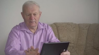 Bir tablet bir odada 4 k ile çalışan bir erkeğin