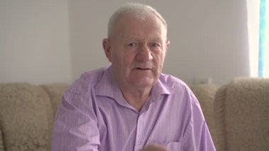 Komuta sizde evde tv izlerken gözlüklü