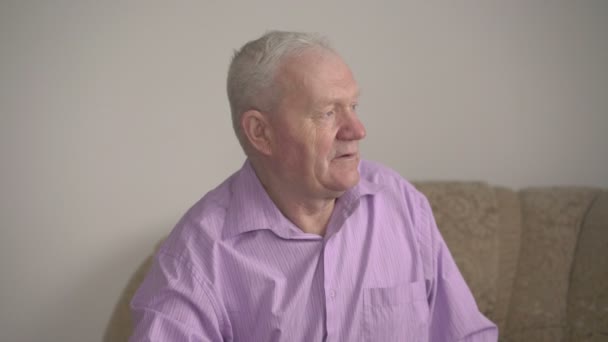 Retrato de abuelo feliz y nieta usando una tableta, sonriendo — Vídeo de stock