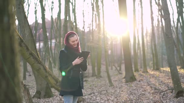 Mooi meisje met een tablet maakt selfie — Stockvideo