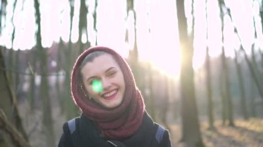 Kameraya güzel kız gülümsüyor. Güneş ışığı