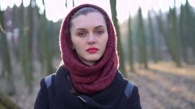 Güzel ciddi kız kameraya bakıyor. 4k