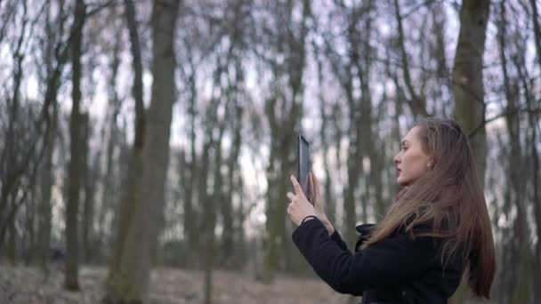 Vacker flicka fotograferade skog — Stockvideo
