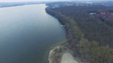 Göl ve ormanın havadan görünüşü