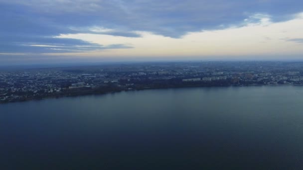 Flygfoto över sjön och städer — Stockvideo