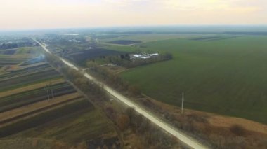 Yol ve yeşil alanları havadan görünümü