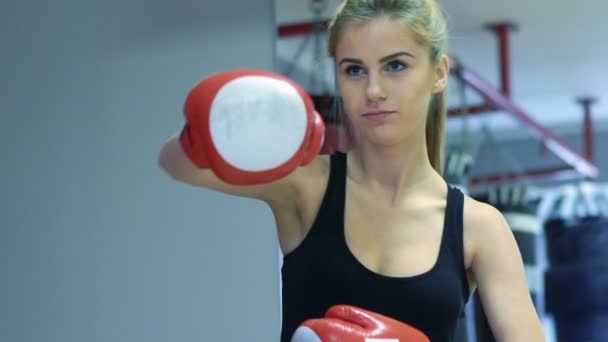 Linda loira paralisada em luvas de boxe. 4k — Vídeo de Stock