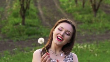 Karahindiba üfleme, bir kenara arıyorsunuz ve gülümseyen kız. Ağır çekim