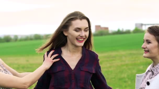 Drei junge Mädchen umarmen sich und lächeln im Freien. langsam — Stockvideo