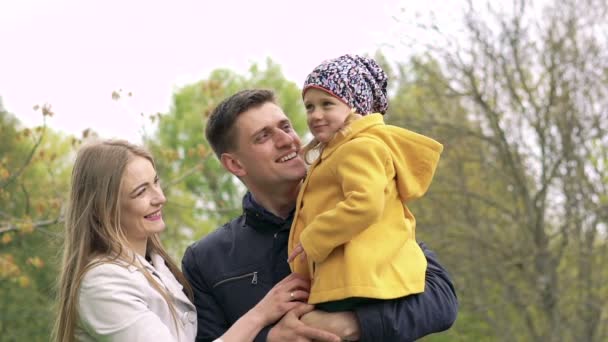 Jeune famille avec pâte debout dans la rue et souriant. Doucement. — Video