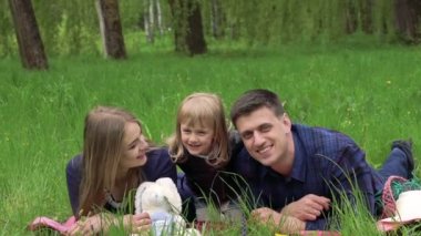 Mutlu anne yeşil çim üzerinde yalan ve gülümseyen bebek ile. Yavaş yavaş