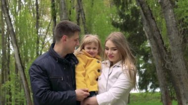 Anne kızıyla park ellerinde oynamaya. Yavaş yavaş