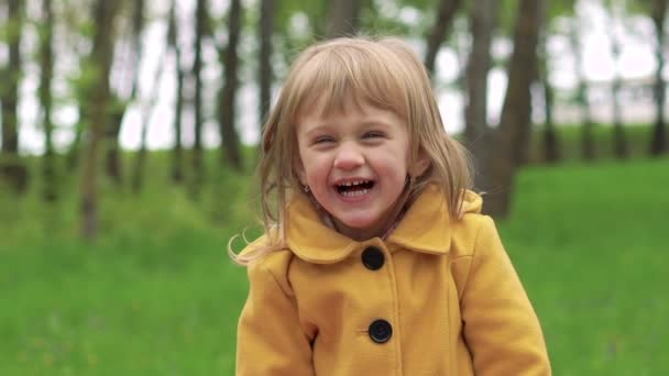 Babymeisje glimlachend in het park. Langzaam — Stockvideo