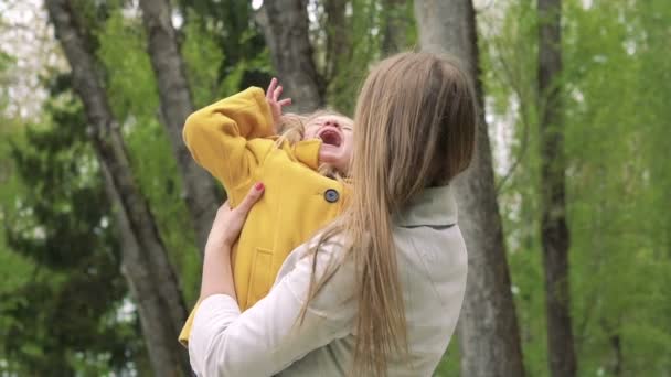 Gelukkig moeder met kind op handen op zoek op camera. Langzaam — Stockvideo