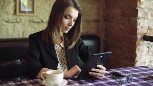 Retrato de mujer de negocios bonita usando tableta en la cafetería cómoda 4k — Vídeos de Stock