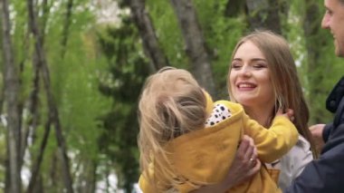 Anne kızıyla üzerinde eli oynar. Yavaş yavaş