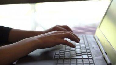 Kadın el s 4 k kafede bir dizüstü bilgisayar klavye üzerinde oyun