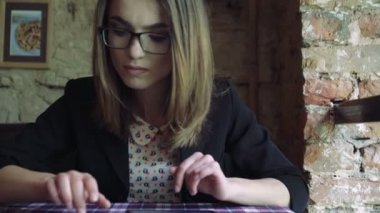Bir tablet ve aniden çalışma iş kadını kafede sevinirler. 4k