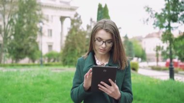 Güzel kız sokak arka planda 4 k tablet kullanma