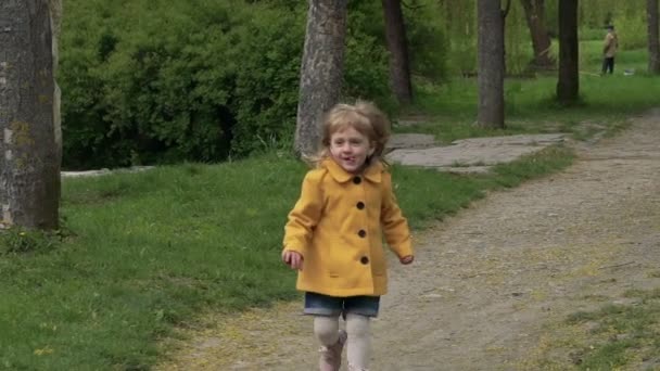Kind rennt zum Vater, dreht sich um. langsam — Stockvideo