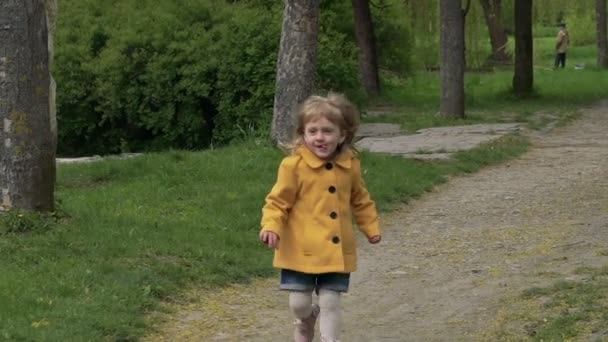 Il bambino corre dal padre, si gira. Lentamente. — Video Stock