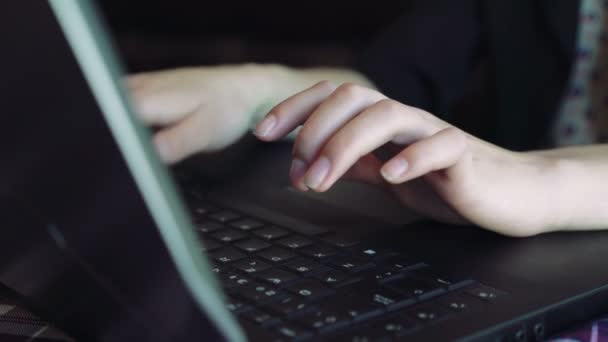 Close up de mãos de mulher jogando no teclado do laptop no café 4k — Vídeo de Stock