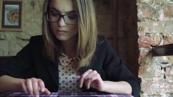 Femme d'affaires travaillant avec une tablette et soudain se réjouir dans le café. 4k — Video