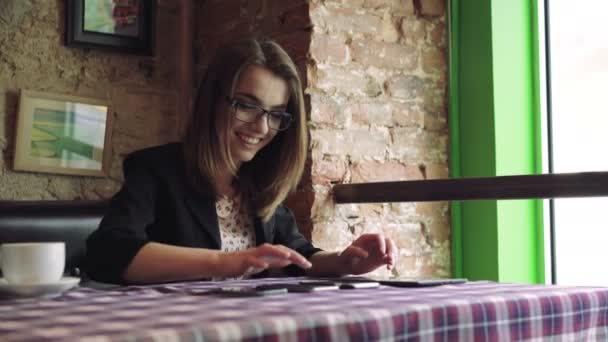 Mujer de negocios que trabaja con una tableta y se regocijan en la cafetería. 4k — Vídeos de Stock